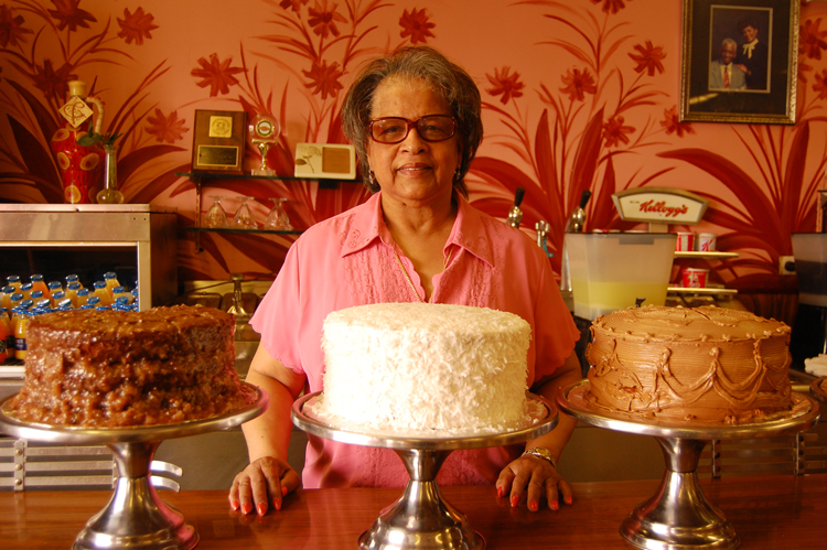 edna-stewart-with-cakes2